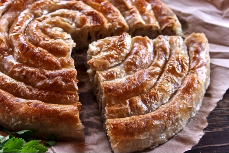 ŠARENI BUREK ZA DORUČAK KOJI SE PAMTI Svaki zalogaj je raj za nepca